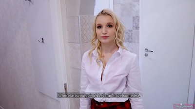 Jovem universitária trai seu namorado com seu amigo | POV e ejacula dentro de sua bichana!