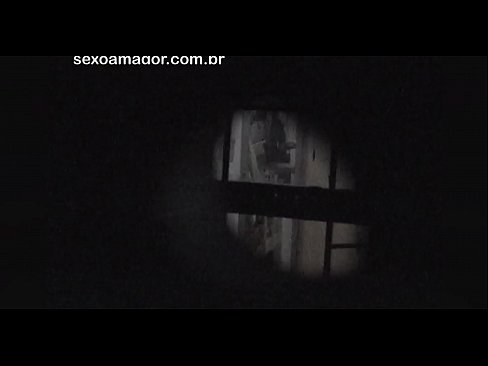 ❤️ Lourinho é secretamente filmado por um voyeur de bairro escondido atrás de tijolos ocos ❤️ Porno fb em nós