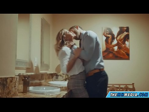 ❤️ Quando uma loira peituda o seduz em um banheiro público ❤️ Porno fb em nós